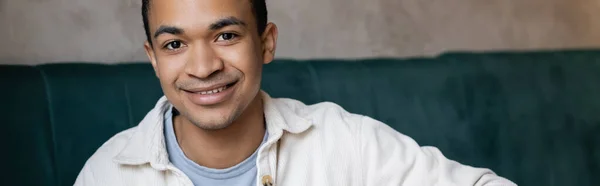 Pozytywny Młody Afroamerykanin Człowiek Patrząc Aparat Fotograficzny Kawiarni Baner — Zdjęcie stockowe