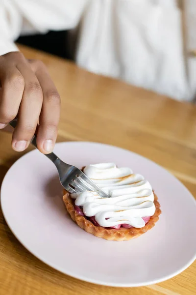 Visão Parcial Homem Afro Americano Segurando Garfo Perto Torta Saborosa — Fotografia de Stock