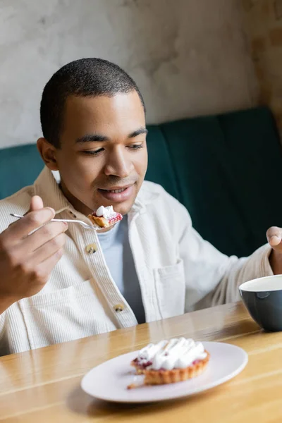 Jovem Afro Americano Homem Comendo Bolo Saboroso Café — Fotografia de Stock