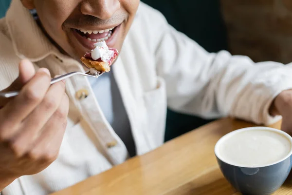 Vista Recortada Hombre Afroamericano Feliz Comiendo Sabroso Pastel Cerca Taza —  Fotos de Stock