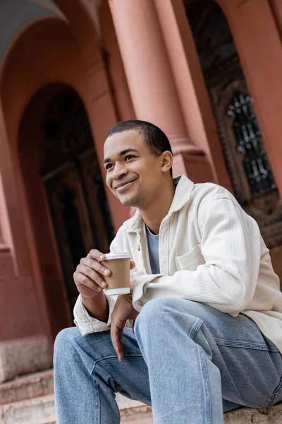 Feliz Joven Afroamericano Hombre Sosteniendo Taza Papel Sentado Cerca Del — Foto de Stock