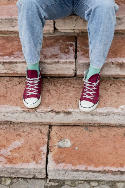 Pandangan Terpotong Manusia Dalam Jeans Dan Sepatu Bot Duduk Tangga — Stok Foto