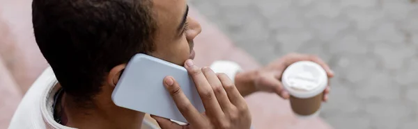 Bovenaanzicht Van Afrikaans Amerikaanse Man Met Afhaaldrank Praten Smartphone Banner — Stockfoto