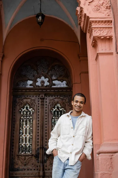 Hombre Afroamericano Feliz Camisa Chaqueta Posando Con Las Manos Bolsillos —  Fotos de Stock