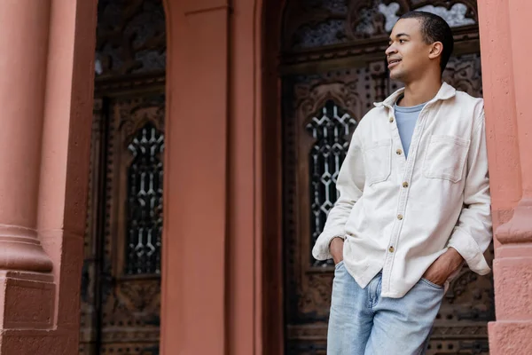 Alegre Afroamericano Hombre Camisa Chaqueta Posando Con Las Manos Bolsillos — Foto de Stock