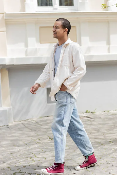 Comprimento Total Homem Americano Africano Positivo Camisa Casaco Jeans Andando — Fotografia de Stock