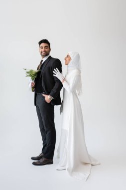 Mutlu Müslüman gelin tesettüre sarılmış damat gri bukete sarılmış 