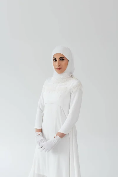 Joven Novia Musulmana Hijab Vestido Blanco Mirando Cámara Aislada Gris — Foto de Stock