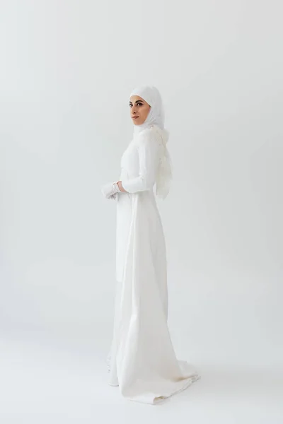 Comprimento Total Jovem Noiva Muçulmana Hijab Vestido Branco Cinza — Fotografia de Stock