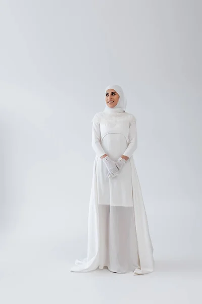 全长的快乐的穆斯林女人 头戴头巾 穿着灰色婚纱 — 图库照片