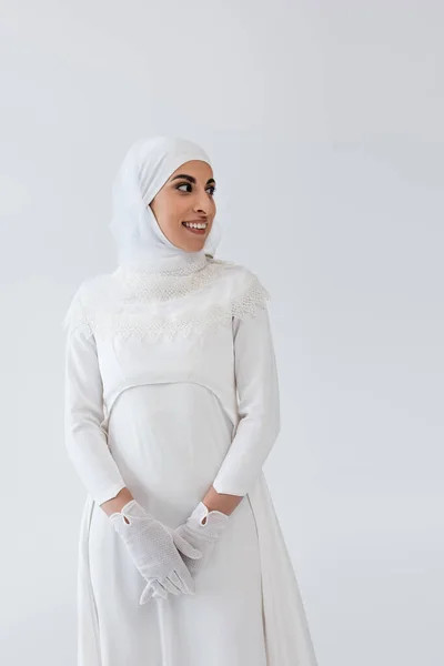 Mujer Musulmana Alegre Hijab Vestido Novia Aislado Gris — Foto de Stock