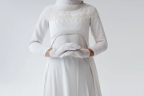 Обрізаний Вид Нареченої Рукавичках Весільна Сукня Ізольовані Сірому — стокове фото