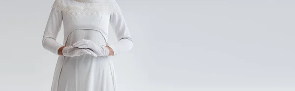 Przycięty Widok Panny Młodej Rękawiczkach Sukni Ślubnej Izolowane Szary Sztandar — Zdjęcie stockowe
