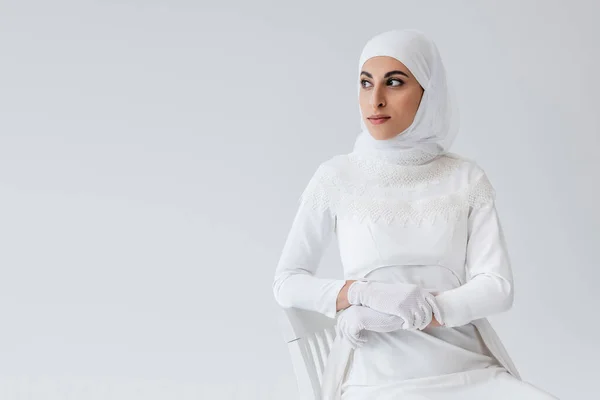 Ładna Muzułmańska Panna Młoda Rękawiczkach Sukni Ślubnej Patrząc Odizolowany Szary — Zdjęcie stockowe