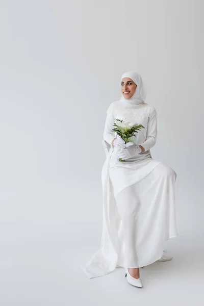 Longitud Completa Novia Alegre Musulmán Guantes Vestido Novia Sosteniendo Flores — Foto de Stock