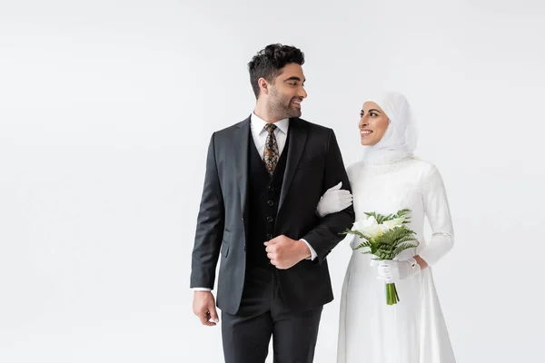 Happy Muslim Bride Bouquet Standing Smiling Groom Isolated Grey — Stock Photo, Image