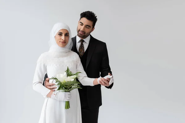 Muslimischer Bräutigam Hält Hand Einer Lächelnden Braut Brautkleid Mit Strauß — Stockfoto