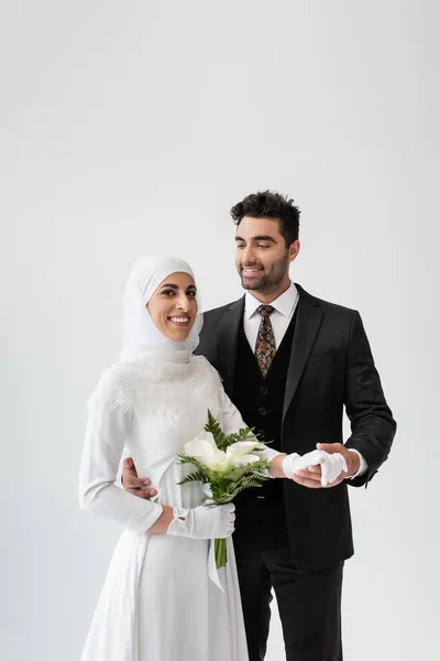 Mari Musulman Tenant Main Mari e Heureuse Robe Blanche Avec