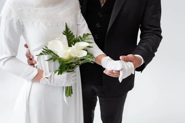 Vista Cortada Noivo Segurando Mão Noiva Vestido Noiva Com Buquê — Fotografia de Stock