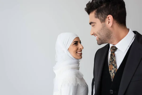 Gelukkig Vrouw Trouwjurk Hijab Staan Buurt Vreugdevolle Echtgenoot Pak Geïsoleerd — Stockfoto