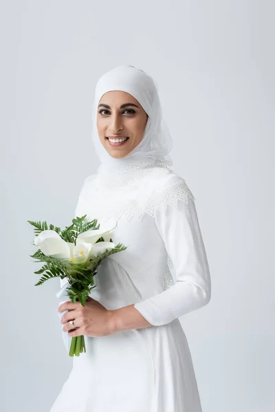 Mujer Musulmana Feliz Vestido Blanco Con Ramo Novia Aislado Gris — Foto de Stock