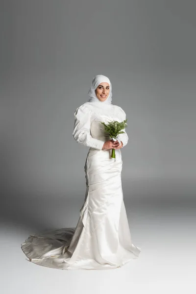 Full Length Pleased Muslim Bride White Dress Hijab Holding Wedding — Stock Photo, Image