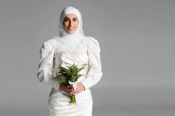 Радостная Мусульманская Невеста Белом Платье Хиджабе Держащая Свадебный Букет Темно — стоковое фото