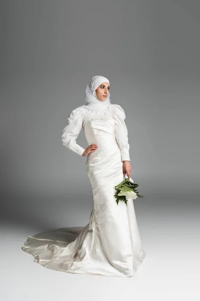 Full Length Muslim Bride White Dress Hijab Holding Γαμήλια Ανθοδέσμη — Φωτογραφία Αρχείου