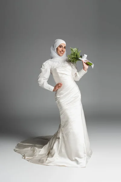 Full Length Happy Muslim Bride Λευκό Φόρεμα Και Χιτζάμπ Κρατώντας — Φωτογραφία Αρχείου