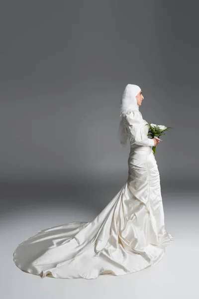 Seitenansicht Einer Glücklichen Muslimischen Frau Wunderschönen Brautkleid Die Mit Strauß — Stockfoto