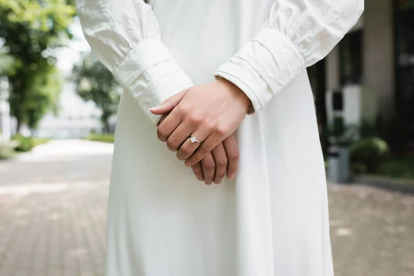 Ausgeschnittene Ansicht Der Braut Weißen Hochzeitskleid Mit Diamantring Finger — Stockfoto