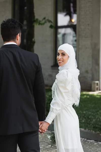 Pengantin Pria Bergandengan Tangan Dengan Pengantin Muslim Yang Ceria Dalam — Stok Foto