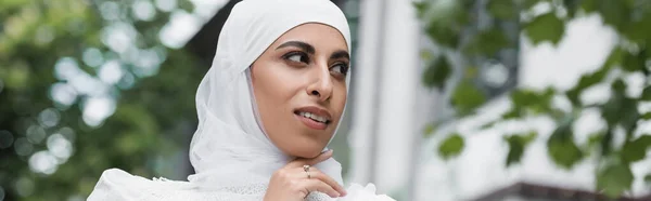 穆斯林新娘头戴头巾 戴钻石戒指 手指尖朝外看的低角度照片 — 图库照片