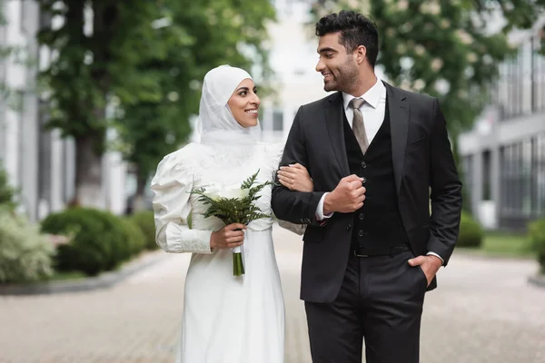 Noiva Muçulmano Feliz Casamento Hijab Vestido Branco Segurando Buquê Perto — Fotografia de Stock