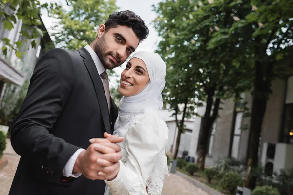 Pengantin Baru Muslim Yang Bahagia Berpegangan Tangan Dan Tersenyum Taman — Stok Foto