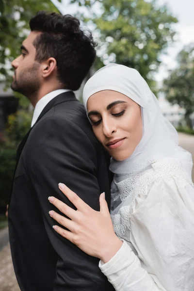 Happy Muslim Bride Hijab Wedding Dress Hugging Groom — Stock Photo, Image