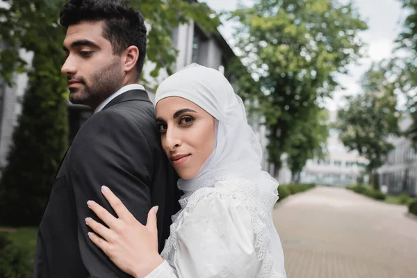 Novia Musulmana Hijab Vestido Novia Abrazo Novio — Foto de Stock