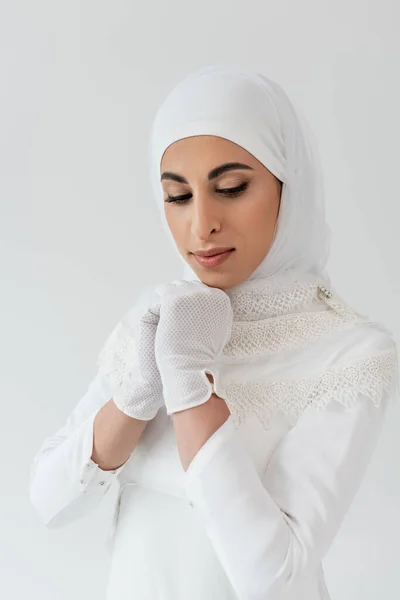 Portret Van Moslim Bruid Witte Hijab Trouwjurk Kijken Naar Beneden — Stockfoto