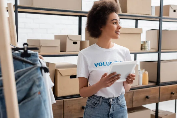 Sonriente Afroamericano Voluntario Con Tableta Digital Mirando Hacia Otro Lado — Foto de Stock