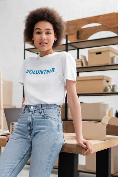 Joven Afroamericana Mujer Pie Lugar Trabajo Centro Voluntarios Mirando Cámara — Foto de Stock