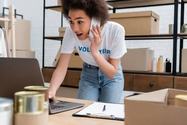 Yardım Merkezinde Cep Telefonuyla Konuşan Afrikalı Amerikalı Gönüllü — Stok fotoğraf