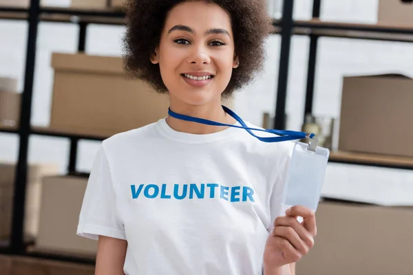 Cheerful African American Volunteer Showing Blank Card Donation Center — ストック写真