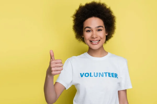 Alegre Africano Americano Voluntário Mostrando Polegar Para Cima Isolado Amarelo — Fotografia de Stock