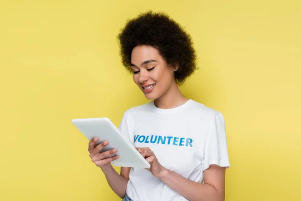 Alegre Voluntário Afro Americano Usando Tablet Digital Isolado Amarelo — Fotografia de Stock