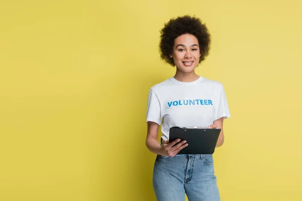 Voluntário Afro Americano Com Prancheta Sorrindo Para Câmera Isolada Amarelo — Fotografia de Stock