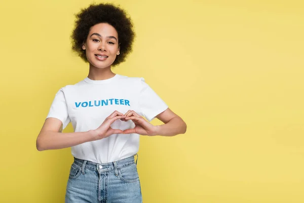 Mujer Afroamericana Camiseta Con Letras Voluntarias Que Muestran Signo Cardíaco — Foto de Stock