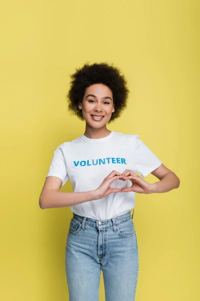 Νεαρός Αφροαμερικανός Εθελοντής Που Δείχνει Σύμβολο Της Καρδιάς Χέρια Απομονωμένα — Φωτογραφία Αρχείου