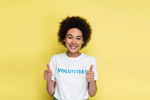 Cheerful African American Volunteer Showing Thumbs Looking Camera Isolated Yellow — Foto Stock