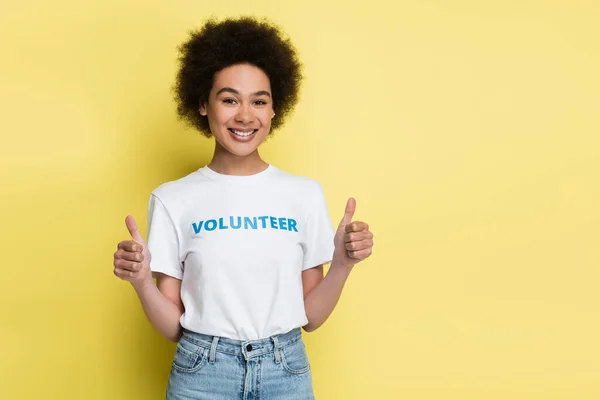 Pretty African American Volunteer Showing Thumbs Smiling Camera Isolated Yellow — Stock Photo, Image