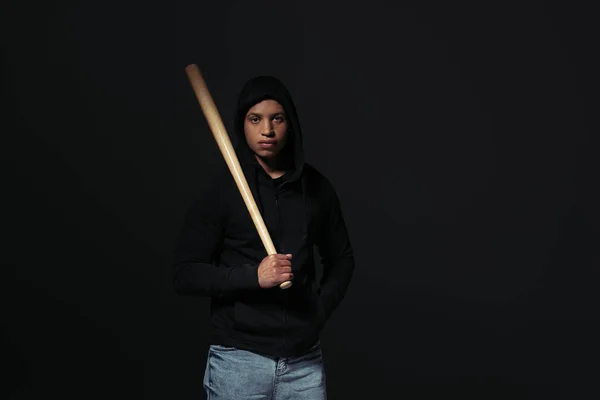 Africano Americano Hooligan Segurando Morcego Beisebol Isolado Preto — Fotografia de Stock